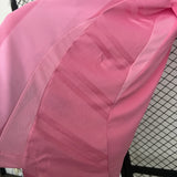 Detalle lateral de la camiseta Inter Miami local rosa con panel texturizado y costuras visibles