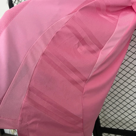 Detalle lateral de la camiseta Inter Miami local rosa con panel texturizado y costuras visibles