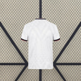 Vista trasera de la camiseta Irak 26-27 local Mundial 2026 en blanco con detalles tonales