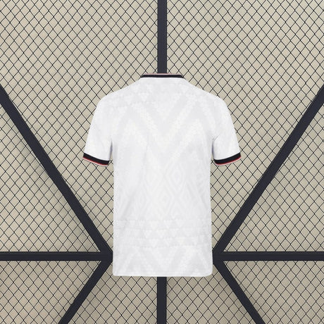 Vista posteriore della maglia Irak 26-27 Home Mondiali 2026 en bianco con dettaglios tonales