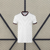Camiseta Irak 26-27 local Mundial 2026 vista frontal en blanco con patrón geométrico tonal