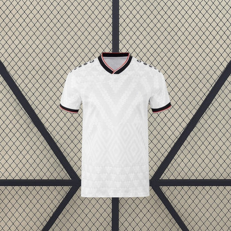 Maglia Irak 26-27 Home Mondiali 2026 vista frontal en blanco con patrón geométrico tonal