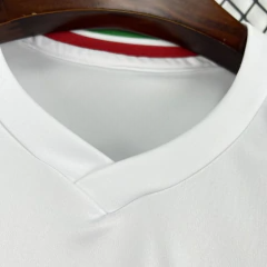 Detalle del cuello en pico de la camiseta Irán 26-27 local