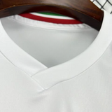 Detalle del cuello en pico de la camiseta Irán 26-27 local