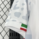 Detalle de la manga con estampado gris y acabado en los colores de Irán de la camiseta Irán 26-27 local