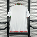 Vista trasera de la camiseta Irán 26-27 local en color blanco con detalles verdes y rojos