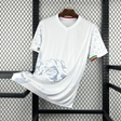 Camiseta Irán 26-27 local vista frontal en color blanco con gráfico felino en gris claro