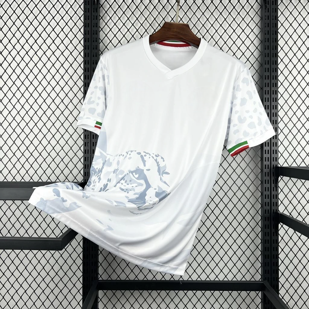 Camiseta Irán 26-27 local vista frontal en color blanco con gráfico felino en gris claro