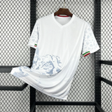 Camiseta Irán 26-27 local vista frontal en color blanco con gráfico felino en gris claro