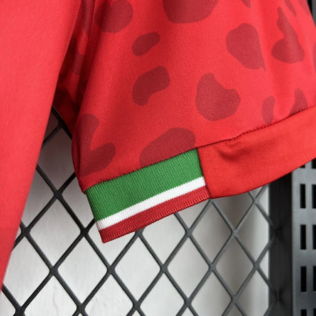 Dettaglio della manica della maglia Iran 26-27 Away con estampado tonal y acabado tricolor