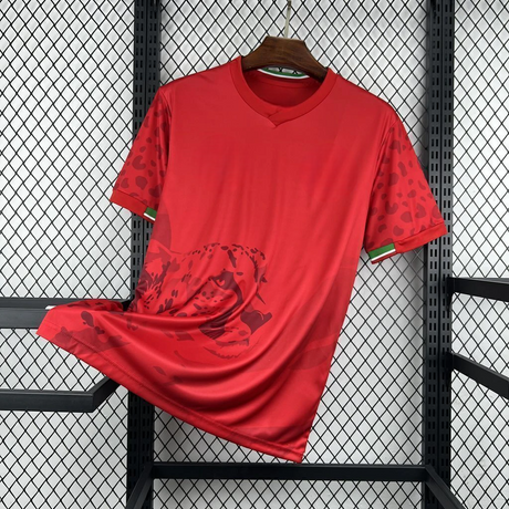 Maglia Irán 26-27 Away vista frontal en color rojo con gráfico felino tonal