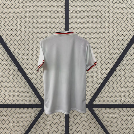 Camiseta Japón 26-27 Edición Especial Goku vista trasera en tono claro