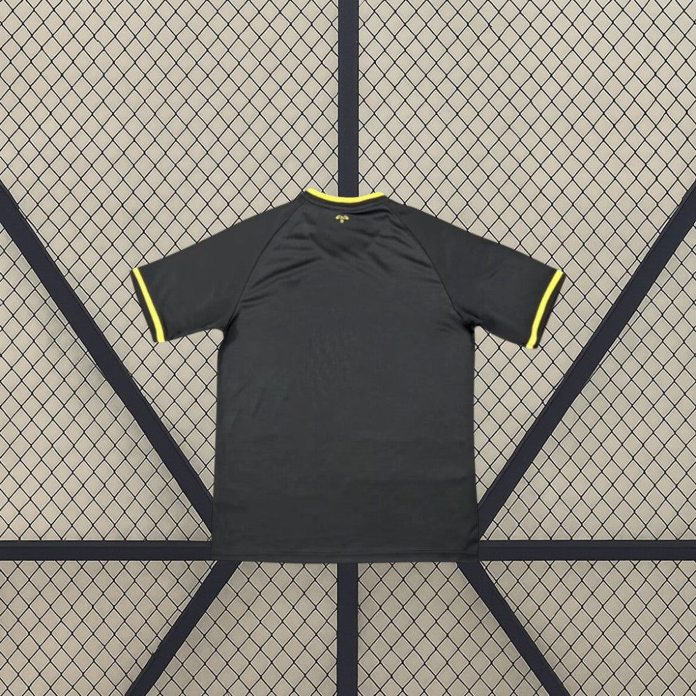 Vista trasera de la camiseta Jordania 26-27 tercera equipación en color oscuro con detalles amarillos