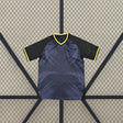 Camiseta Jordania 26-27 tercera equipación vista frontal en negro y azul oscuro con detalles amarillos