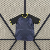 Camiseta Jordania 26-27 tercera equipación vista frontal en negro y azul oscuro con detalles amarillos