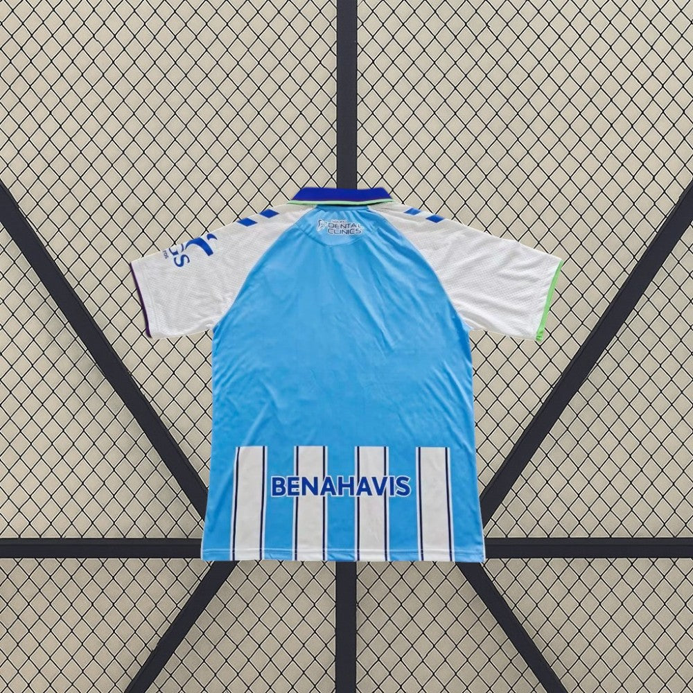 Camiseta Málaga 26-27 local vista trasera en azul celeste con detalles blancos