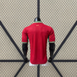 Vista trasera de la camiseta Marruecos 26-27 local Player Mundial 2026 con cuello decorativo y patrón tonal rojo