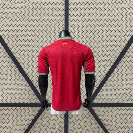 Vista posteriore della maglia Marocco 26-27 Home Player Mondiali 2026 con collo decorativo y motivo tonal rosso
