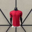 Camiseta Marruecos 26-27 local Player Mundial 2026 vista frontal en rojo con patrón tonal y detalles verdes