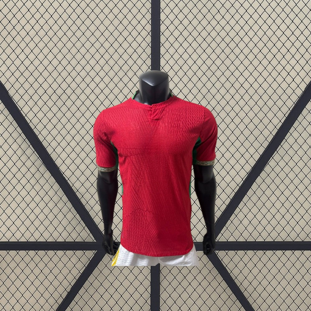 Camiseta Marruecos 26-27 local Player Mundial 2026 vista frontal en rojo con patrón tonal y detalles verdes