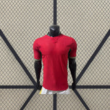 Camiseta Marruecos 26-27 local Player Mundial 2026 vista frontal en rojo con patrón tonal y detalles verdes