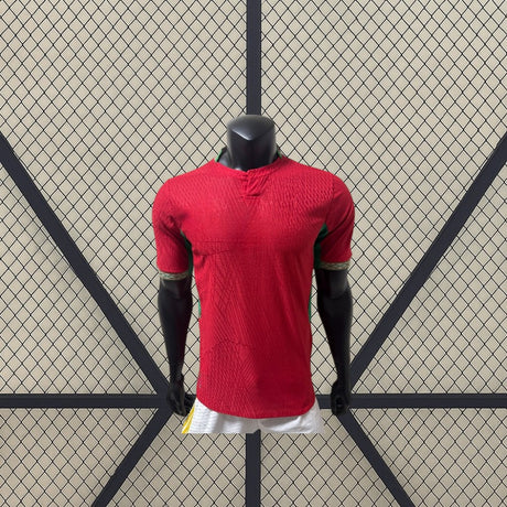 Maglia Marocco 26-27 Home Player Mondiali 2026 vista frontal en rojo con patrón tonal y detalles verdes