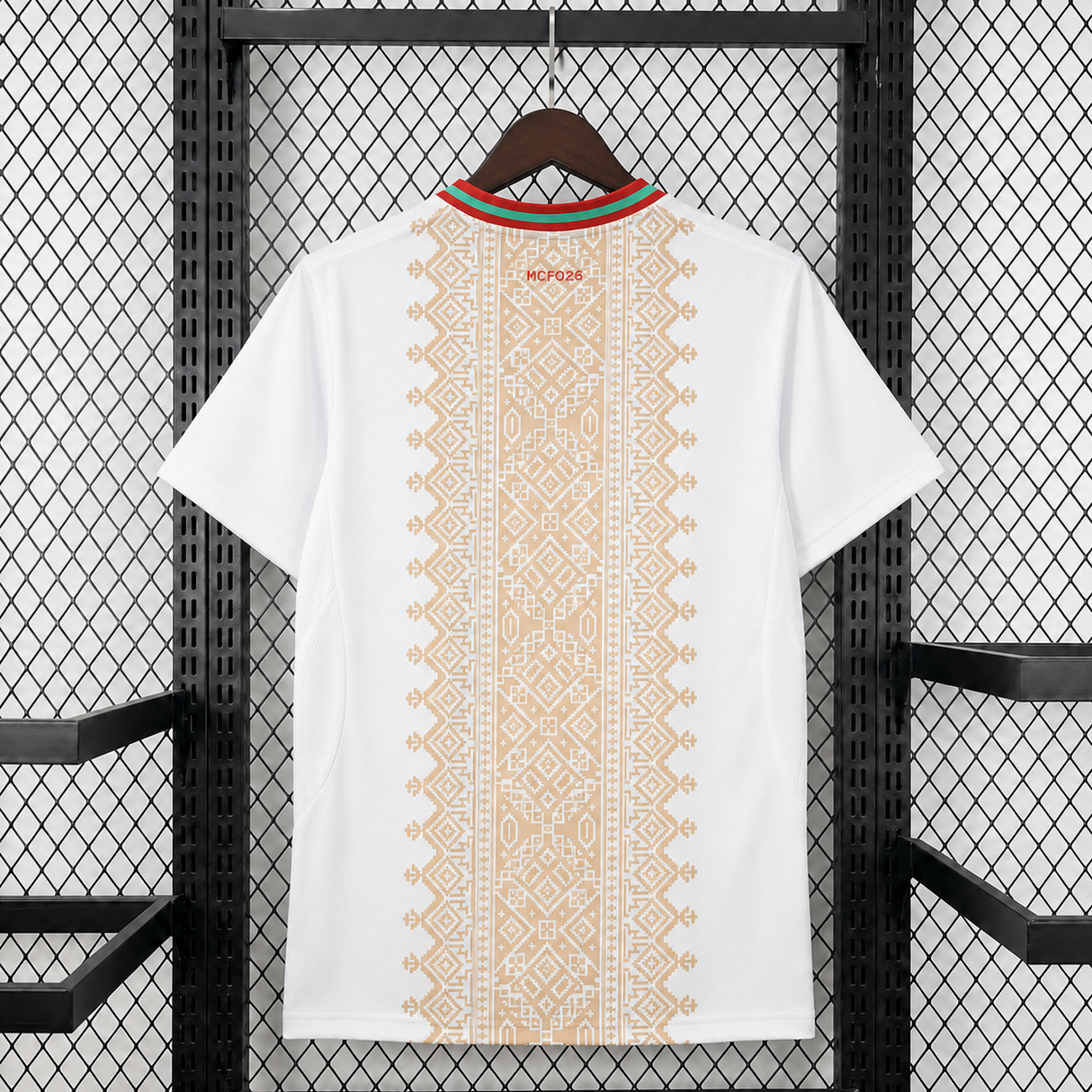 Espalda de la camiseta Marruecos 26-27 visitante Mundial 2026 con patrón dorado central y detalle rojo en el cuello
