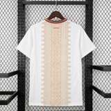 Espalda de la camiseta Marruecos 26-27 visitante Mundial 2026 con patrón dorado central y detalle rojo en el cuello