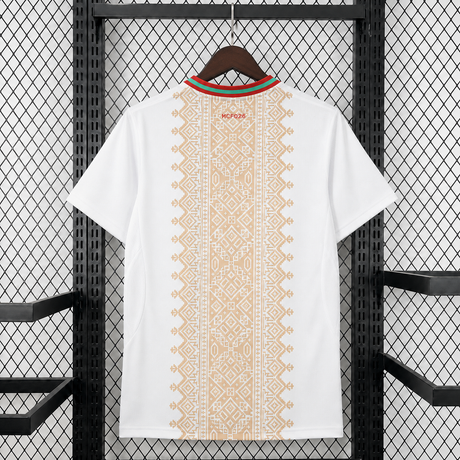 Espalda de la camiseta Marruecos 26-27 visitante Mundial 2026 con patrón dorado central y detalle rojo en el cuello