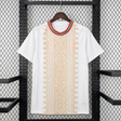 Camiseta Marruecos 26-27 visitante Mundial 2026 blanca vista frontal con patrón dorado y cuello rojo y verde