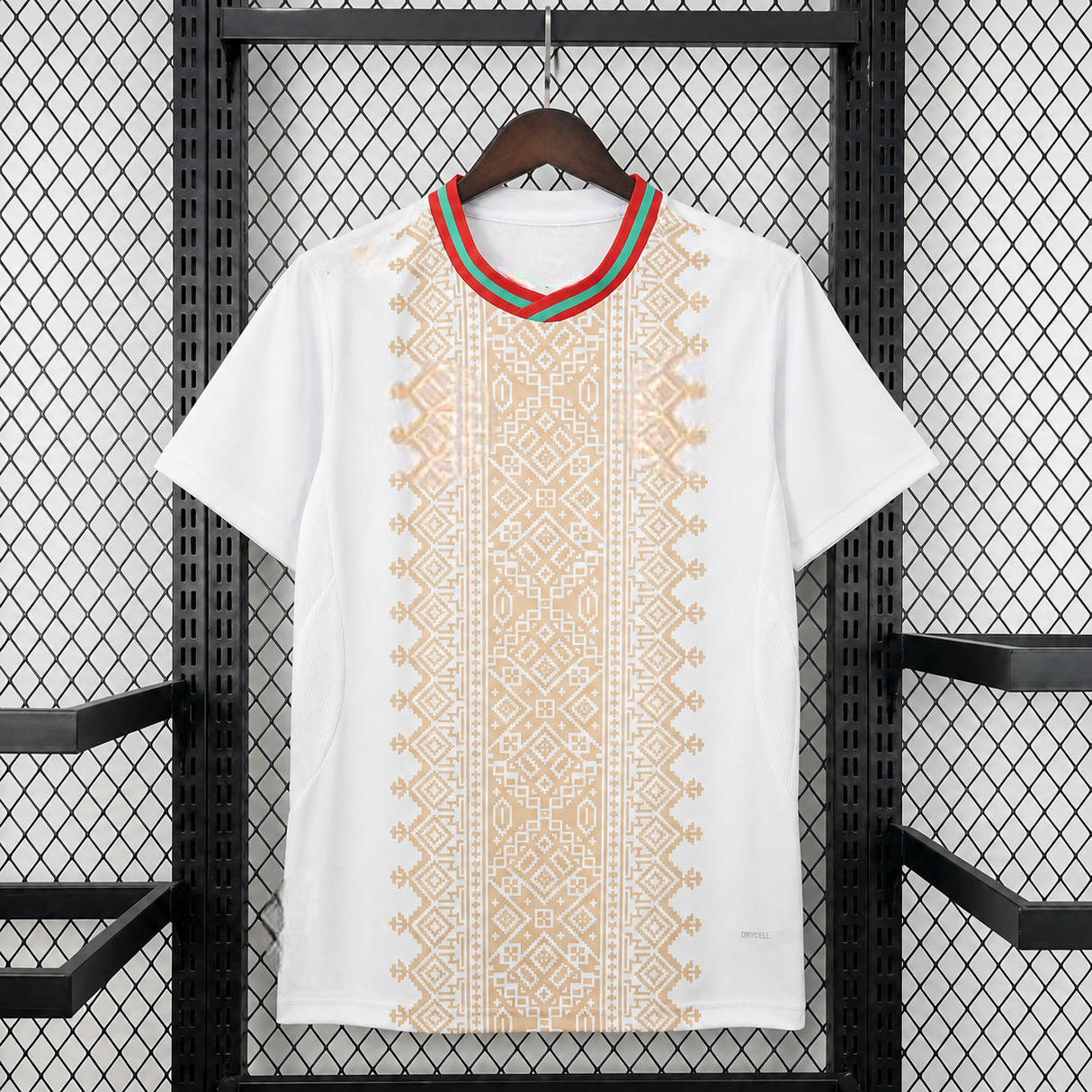 Camiseta Marruecos 26-27 visitante Mundial 2026 blanca vista frontal con patrón dorado y cuello rojo y verde