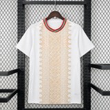 Camiseta Marruecos 26-27 visitante Mundial 2026 blanca vista frontal con patrón dorado y cuello rojo y verde