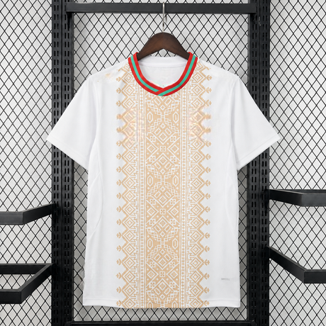 Camiseta Marruecos 26-27 visitante Mundial 2026 blanca vista frontal con patrón dorado y cuello rojo y verde