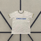 Camiseta Marseille 26-27 local vista frontal blanca con detalles azules y amarillos
