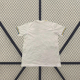 Camiseta Marseille 26-27 local vista trasera blanca con mangas perfiladas en azul y amarillo