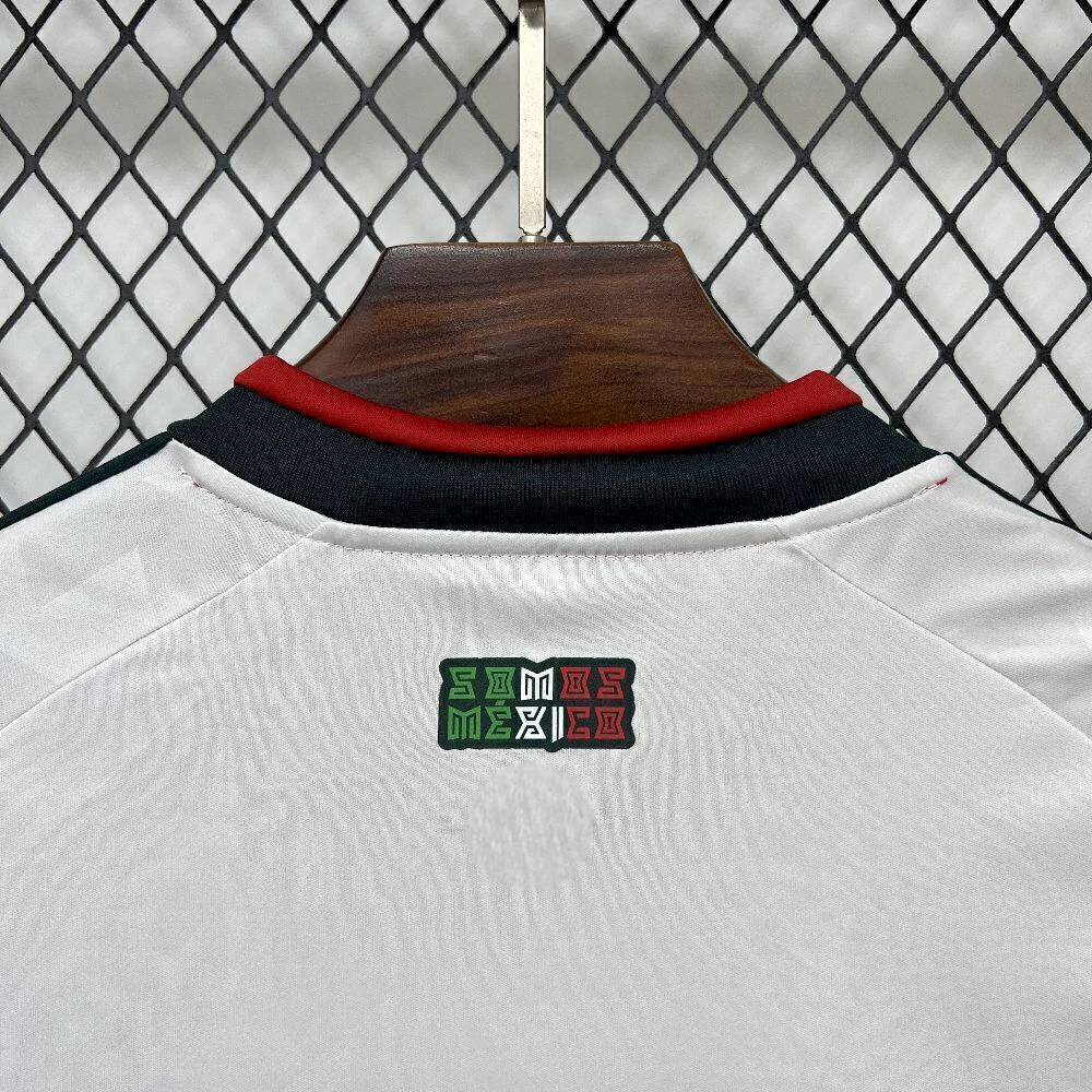 Dettaglio posteriore del collo della maglia Messico 26-27 Away con grafico superior