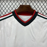 Dettaglio del collo en V della maglia Messico 26-27 Away con acabados verdes y rossos