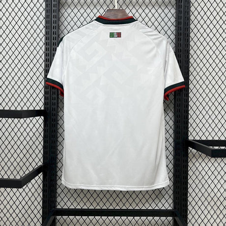 Vista posteriore della maglia Messico 26-27 Away Mondiali 2026 bianca con dettaglio grafico en el collo