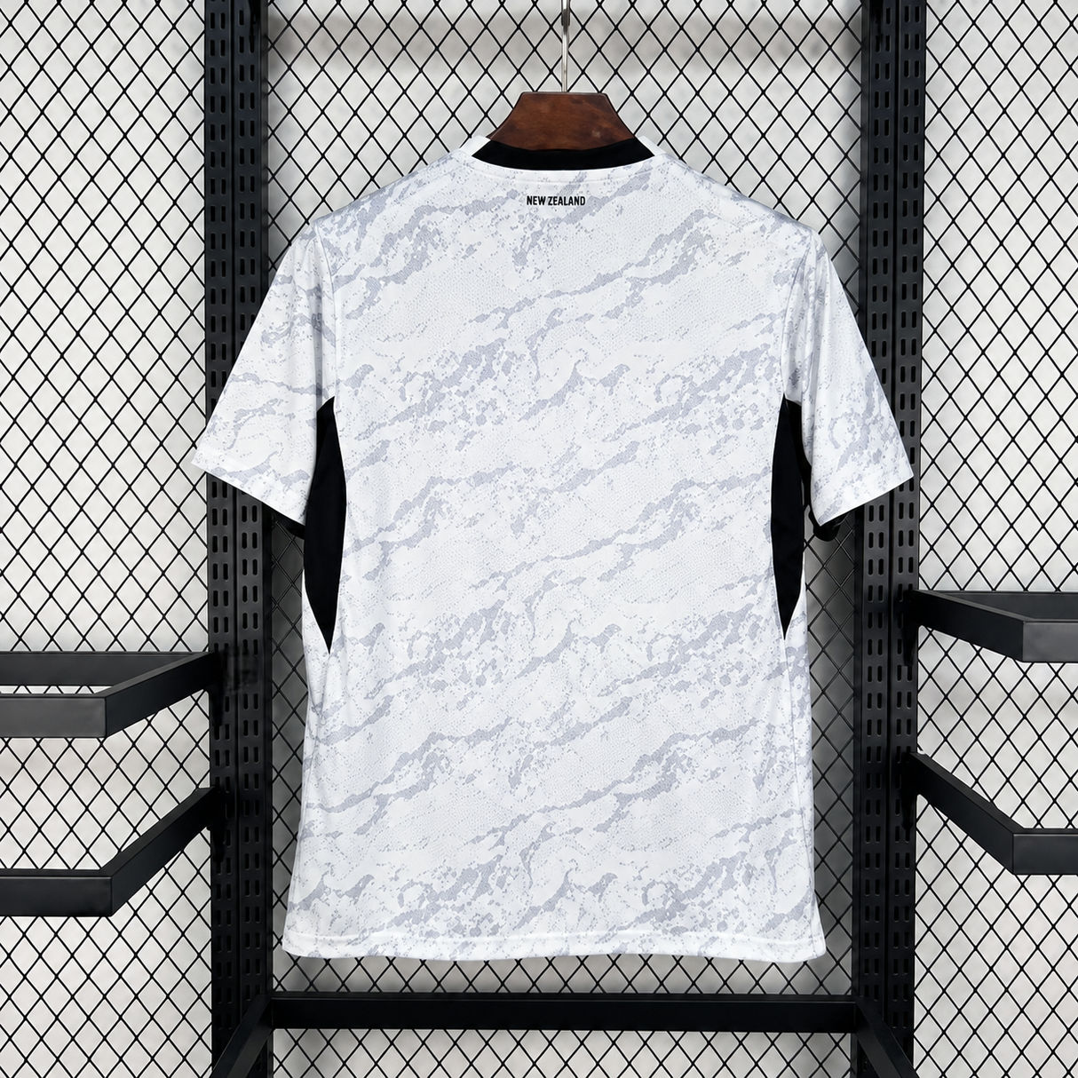 Vista trasera de la camiseta Nueva Zelanda 26-27 local Mundial 2026 con patrón gris y detalle en el cuello