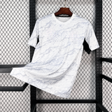 Camiseta Nueva Zelanda 26-27 local Mundial 2026 vista frontal en blanco con estampado gris y paneles negros