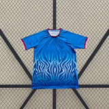 Detalle frontal de la camiseta RD Congo 26-27 local Mundial 2026 con patrón azul y cuello rojo