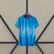 Camiseta RD Congo 26-27 local Mundial 2026 vista frontal en azul con gráfico central y detalles rojos
