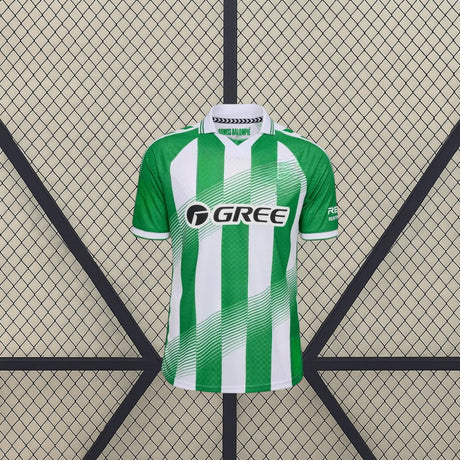 Camiseta Real Betis 26-27 local vista frontal con franjas verdes y blancas y cuello polo