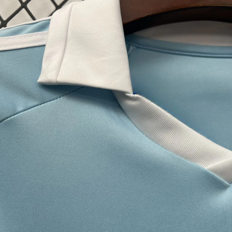 Detalle del cuello blanco de la Camiseta Real Oviedo 26-27 Aniversario 100 años