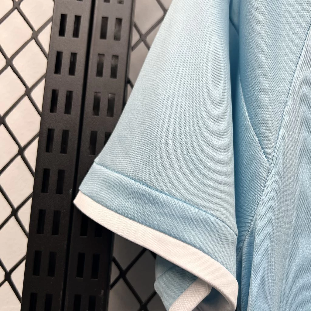 Detalle de manga con remate blanco de la Camiseta Real Oviedo 26-27 Aniversario 100 años