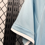 Detalle de manga con remate blanco de la Camiseta Real Oviedo 26-27 Aniversario 100 años