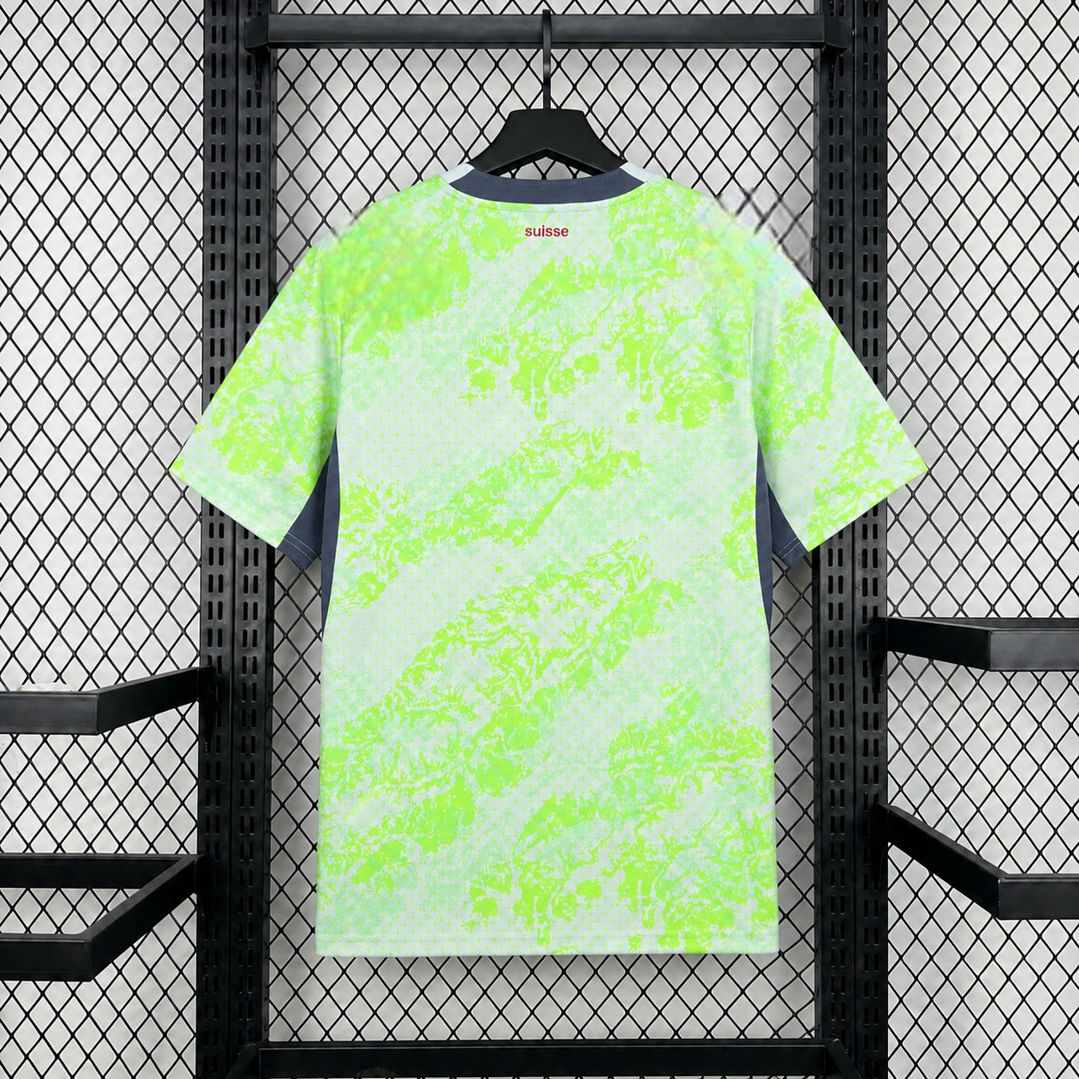 Camiseta Suiza 26-27 visitante vista trasera con inscripción suisse y cuello gris oscuro