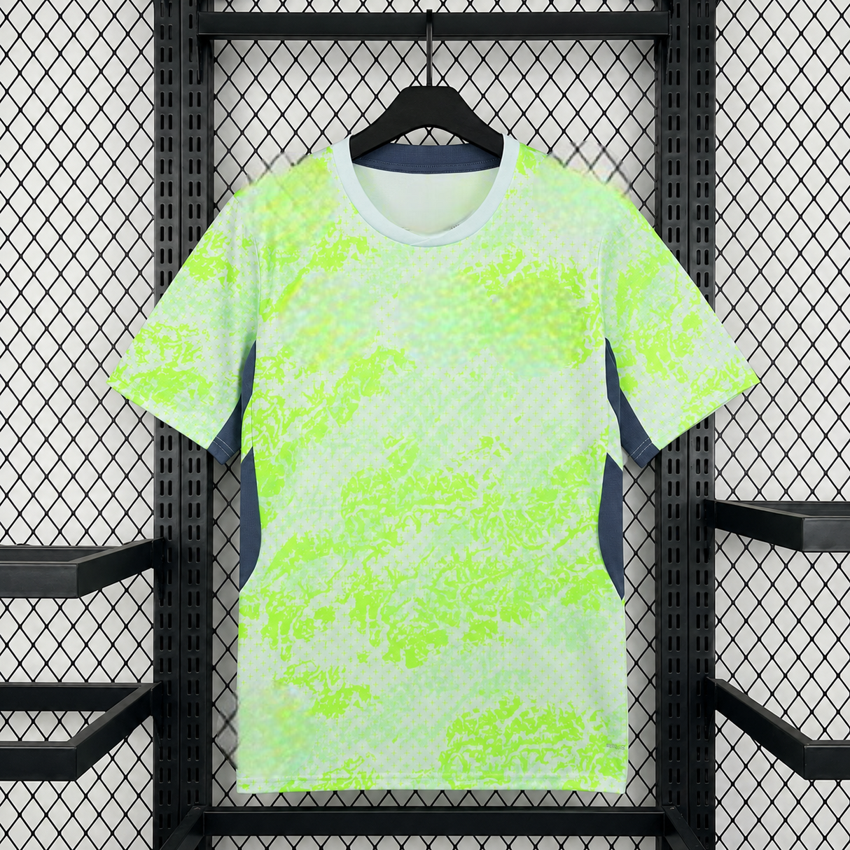 Camiseta Suiza 26-27 visitante vista frontal en verde lima con patrón gráfico y paneles grises