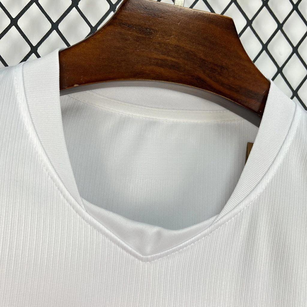 Detalle del cuello de la camiseta Turquía 26-27 visitante en color blanco