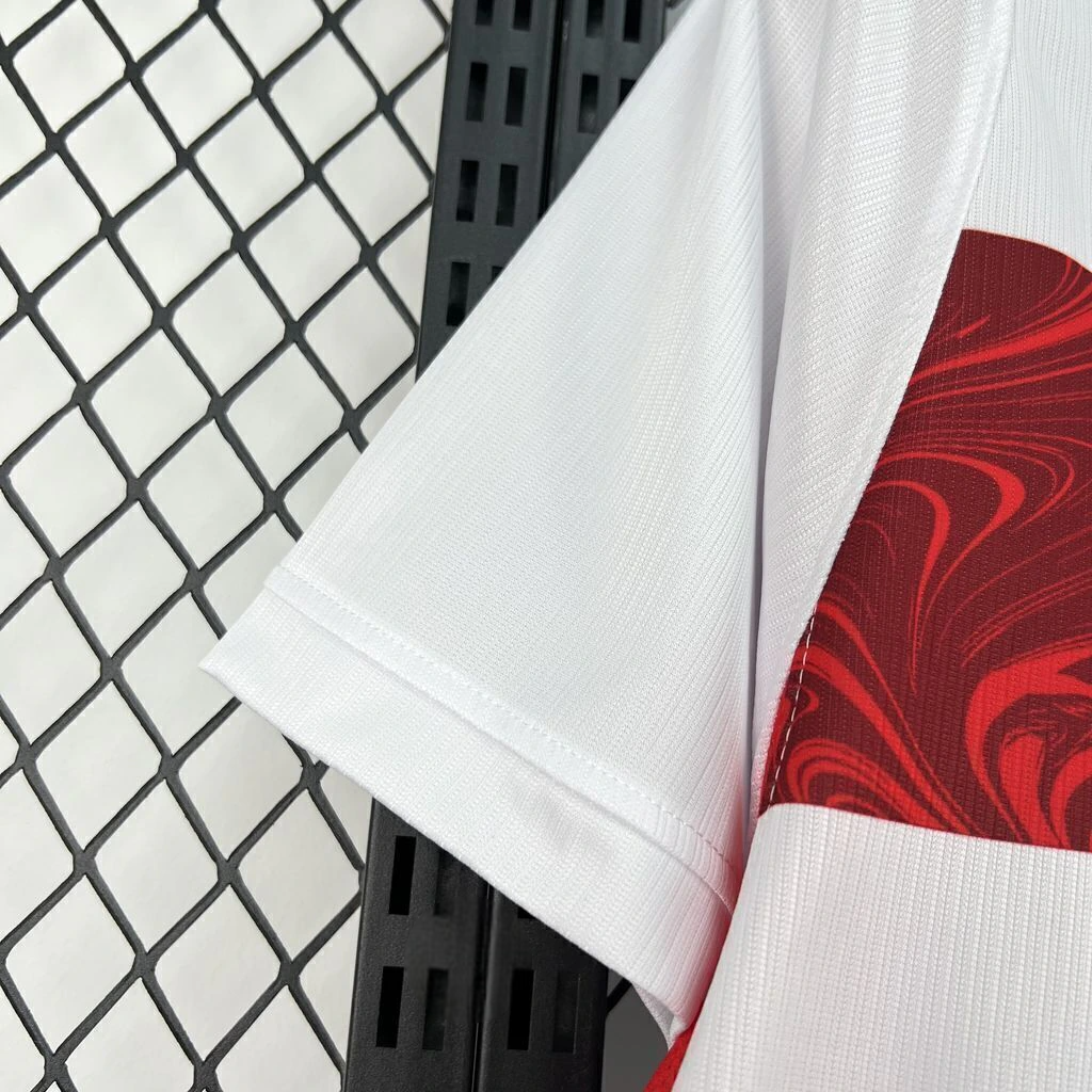 Detalle de la manga y la franja roja frontal de la camiseta Turquía 26-27 visitante
